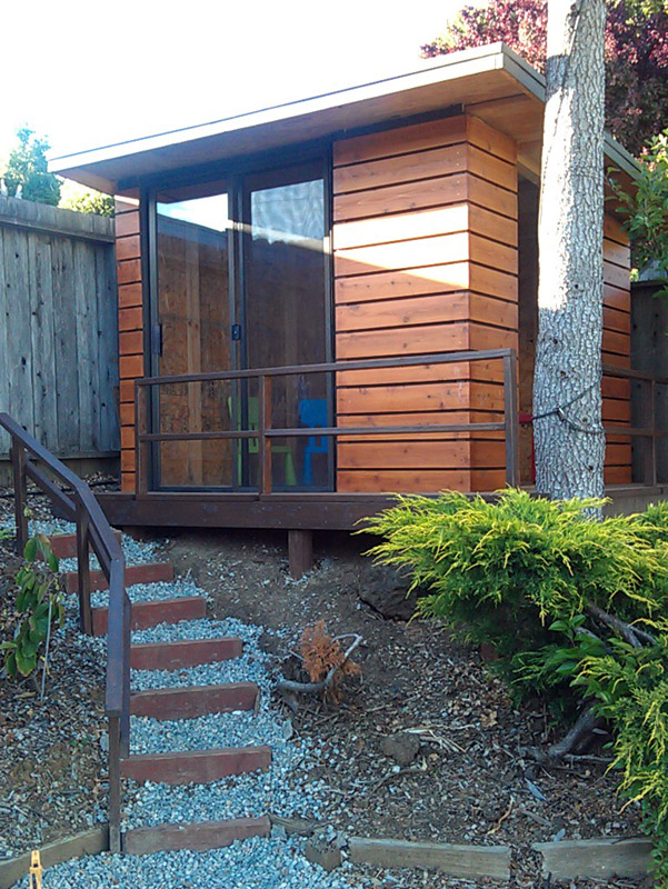 Modern Shed / Playhouse